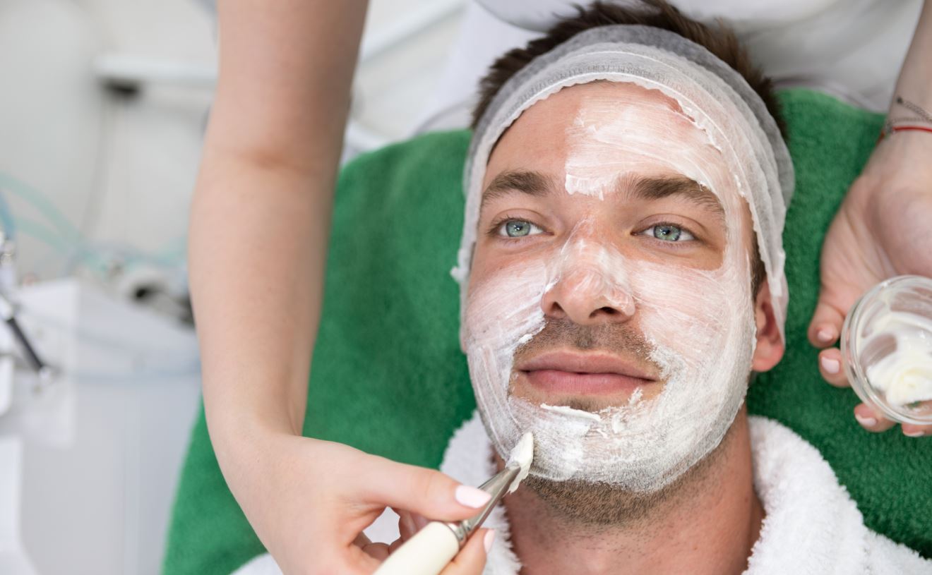 Gesichtsbehandlung-Mann-web